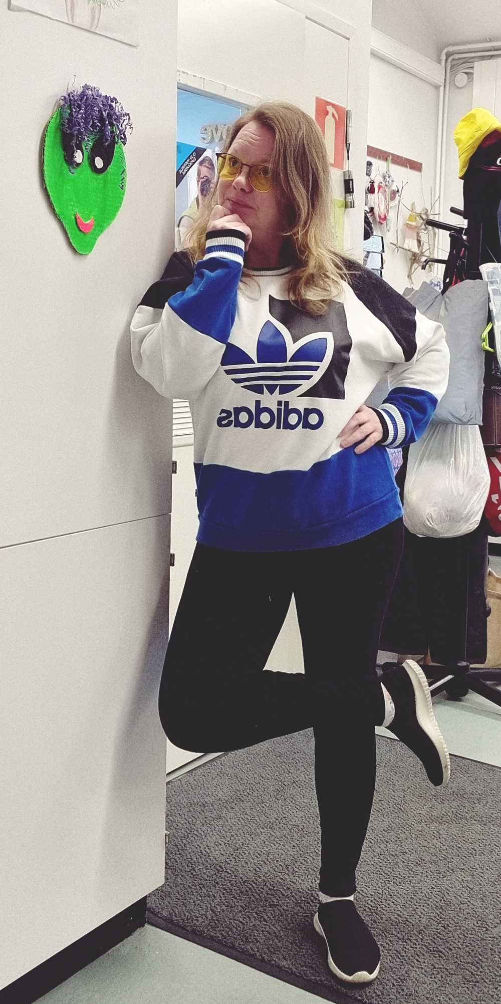 Kyynerpäitä myöden vaatekaapissa