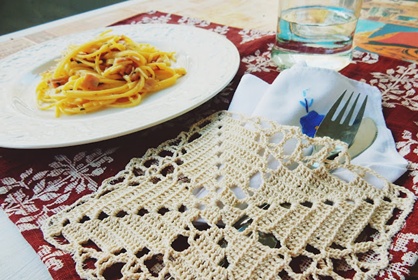 Pöytätabletit pöydälle, lounas kahdelle