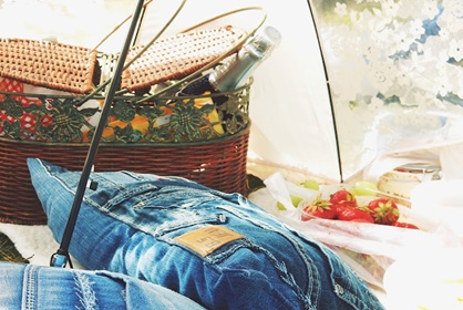 Vanhoista farkuista tilkkutyö ja tyynyt- Piknik rannalla