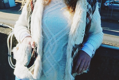 Liivi vanhasta villakangashameesta sekä villapaidan tilkuista