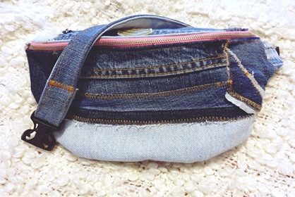 Vyölaukku farkkujen jämistä