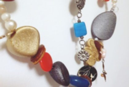 Rikkinäisistä koruista seinäkoriste