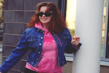 Väriä vanhaan huppariin