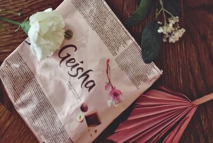 Suklaalevyn kääreestä pikkuinen pussukka