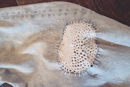 Rikkinäiset housut ehjäksi virkkaamalla