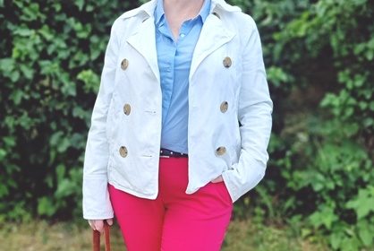 Värikäs kirppariasu