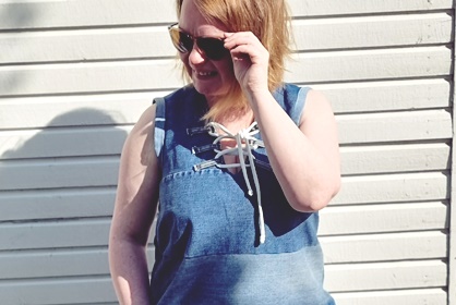 Farkkujen lahkeista tehty mekko