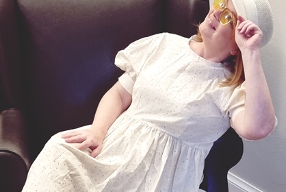 Valkoinen mekko vesisateessa