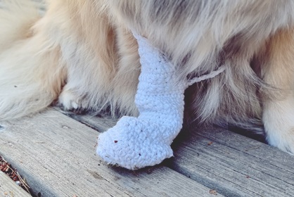 Virkattu suojasukka haavoittuneeseen jalkaan