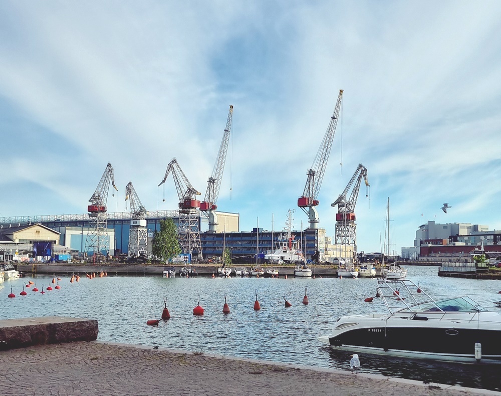 Ilmavat kesähousut Indiskan verhoista