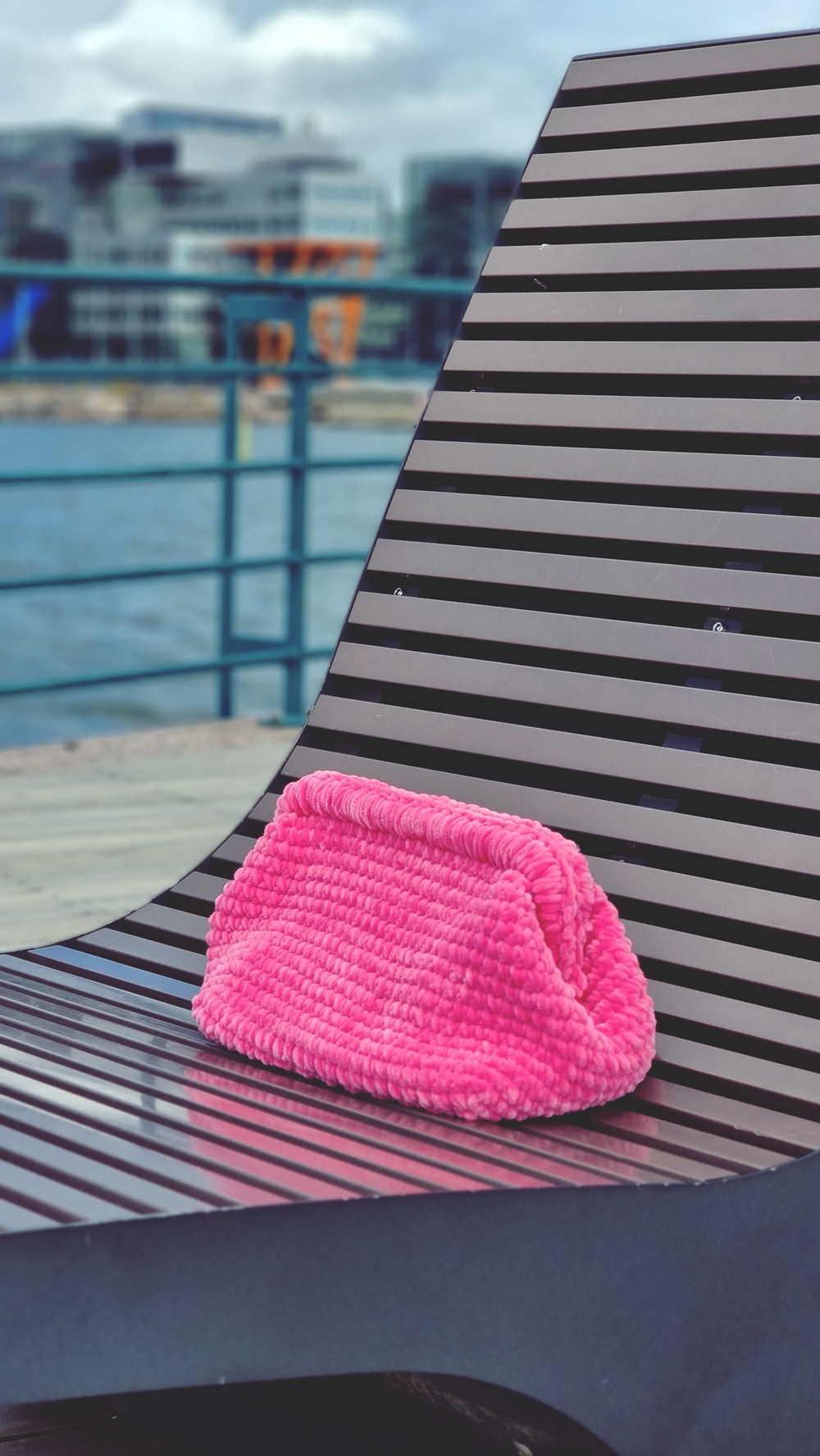 virkattu chenille-pussukka ja arjen ilonpisarat