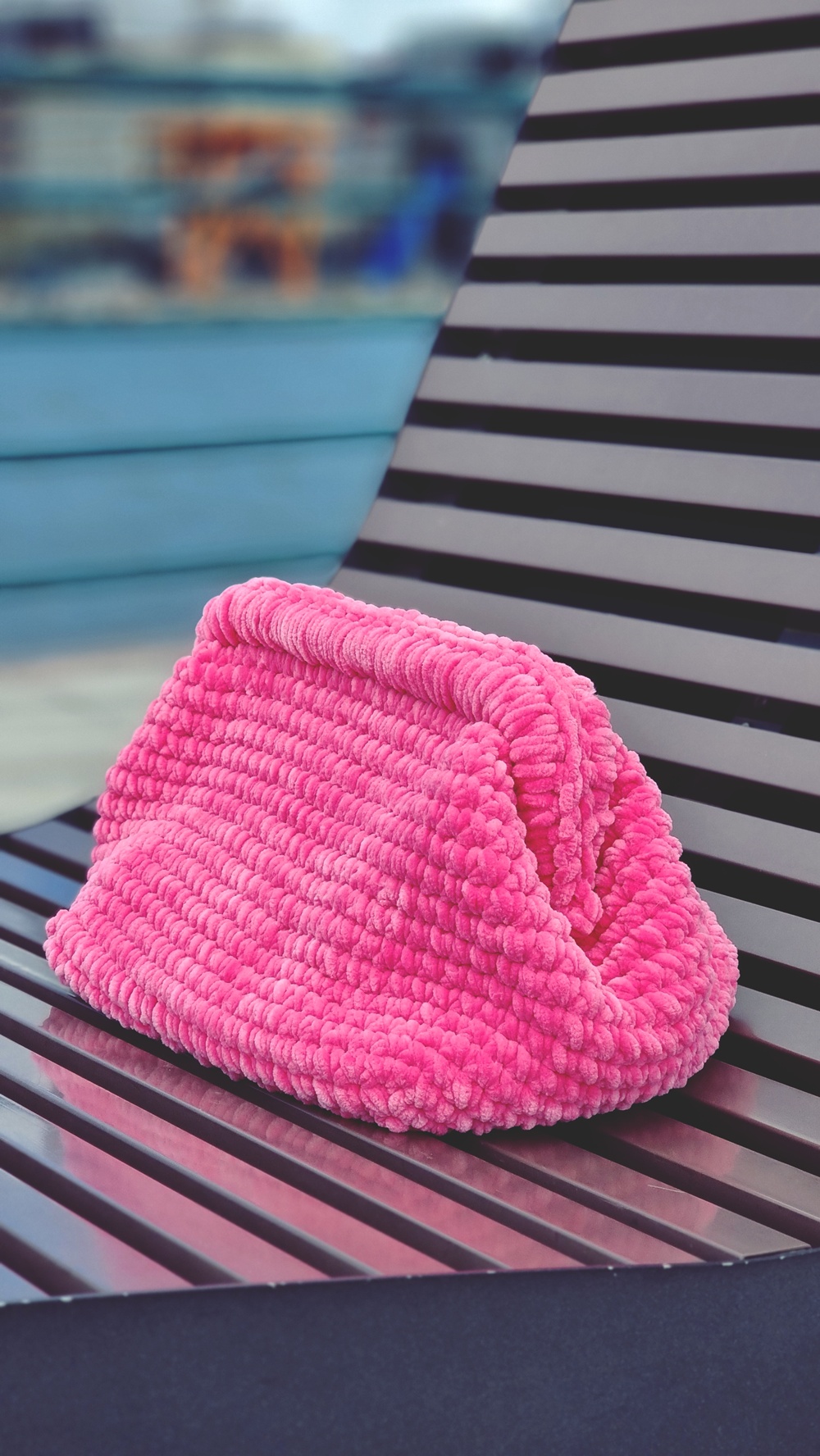 virkattu chenille-pussukka ja arjen ilonpisarat