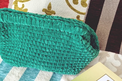 Virkattu vihreä kainalolaukku