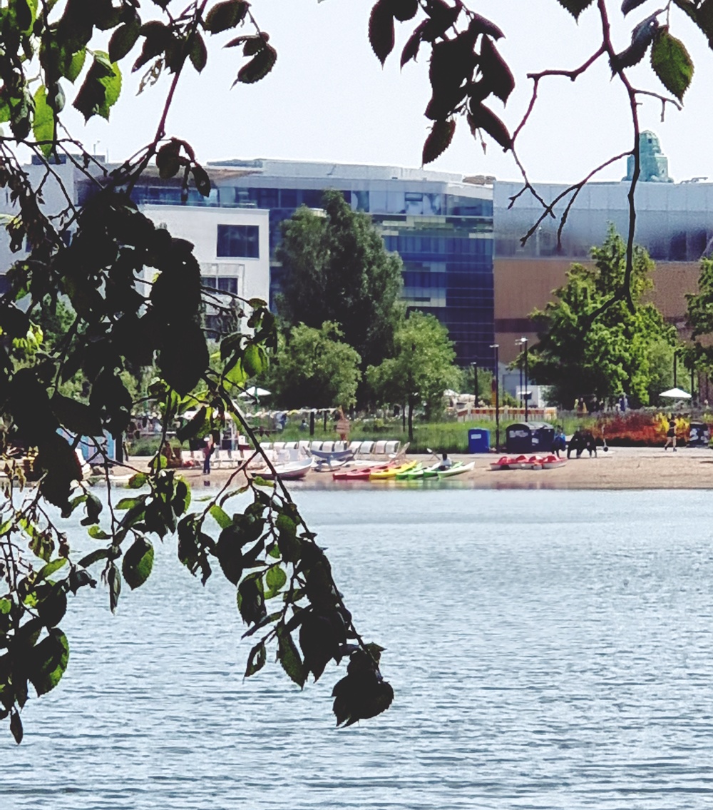 Kesäpäivä ratikassa matkamuistojen syleilyssä Töölönlahdella