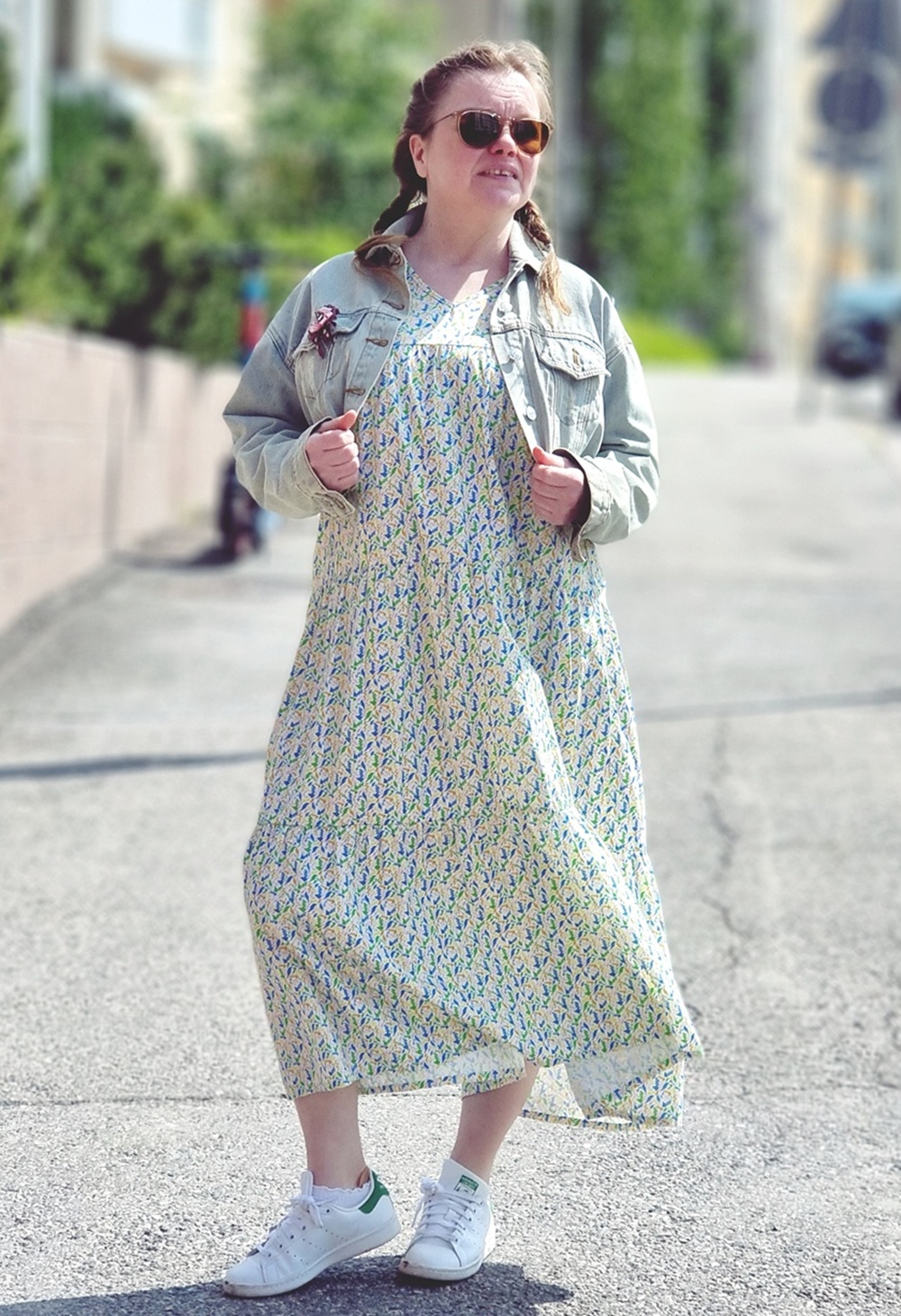 Kesäpäivä ratikassa matkamuistojen syleilyssä Töölönlahdella