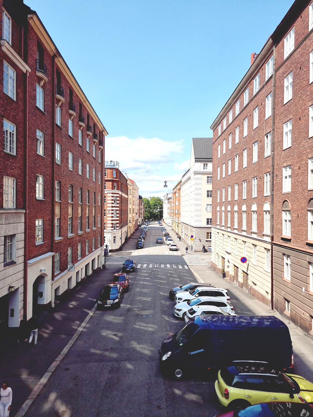 Kesäpäivä ratikassa matkamuistojen syleilyssä Töölönlahdella