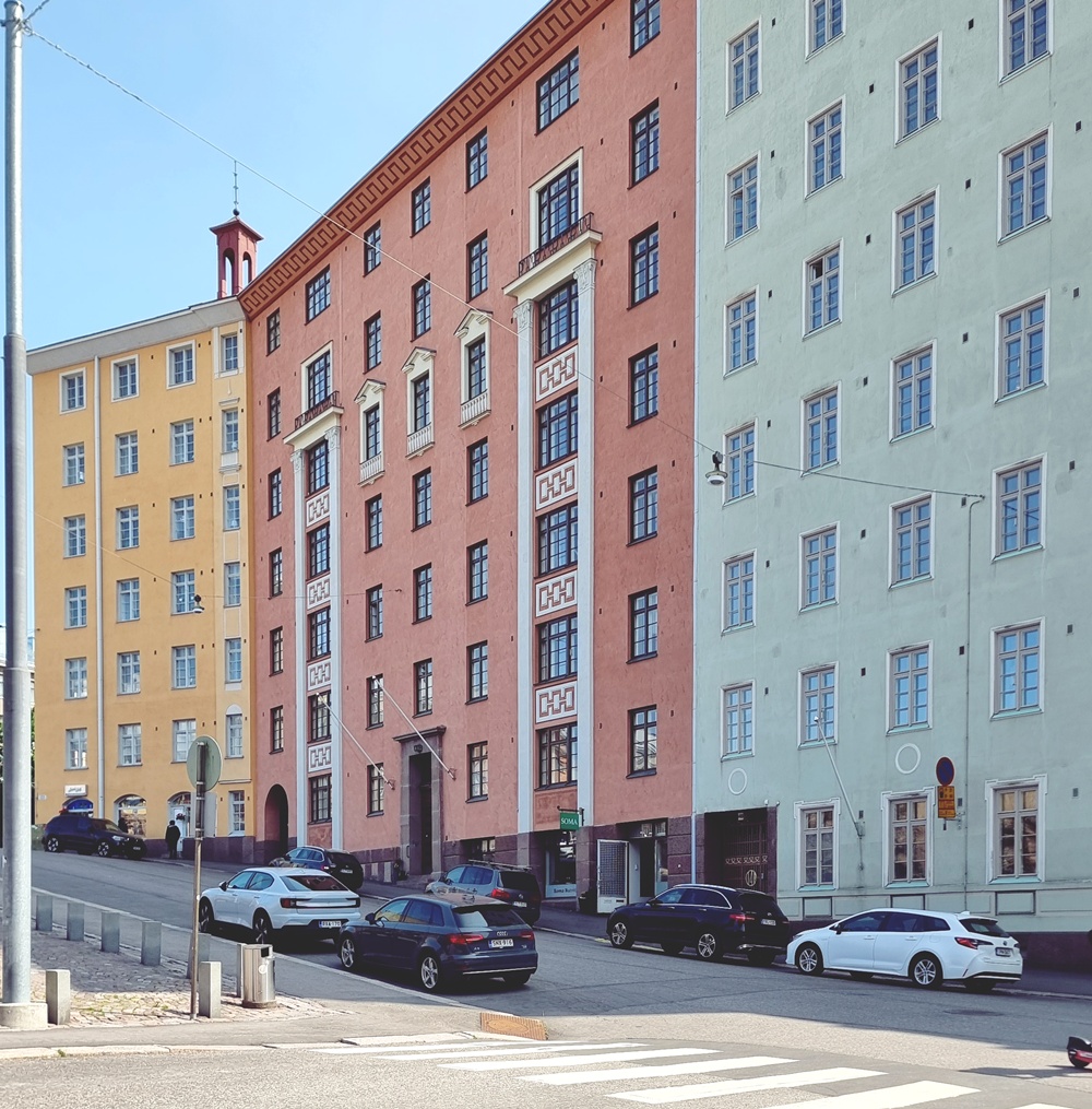 Kesäpäivä ratikassa matkamuistojen syleilyssä Töölönlahdella