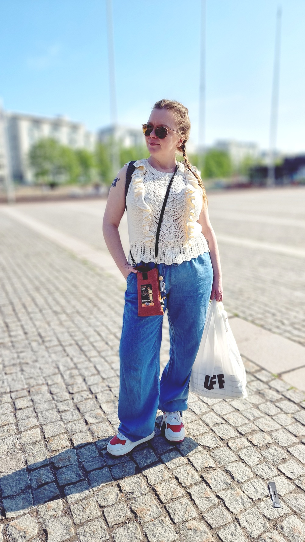 Terassituuli kuiskaa meren suuntaan