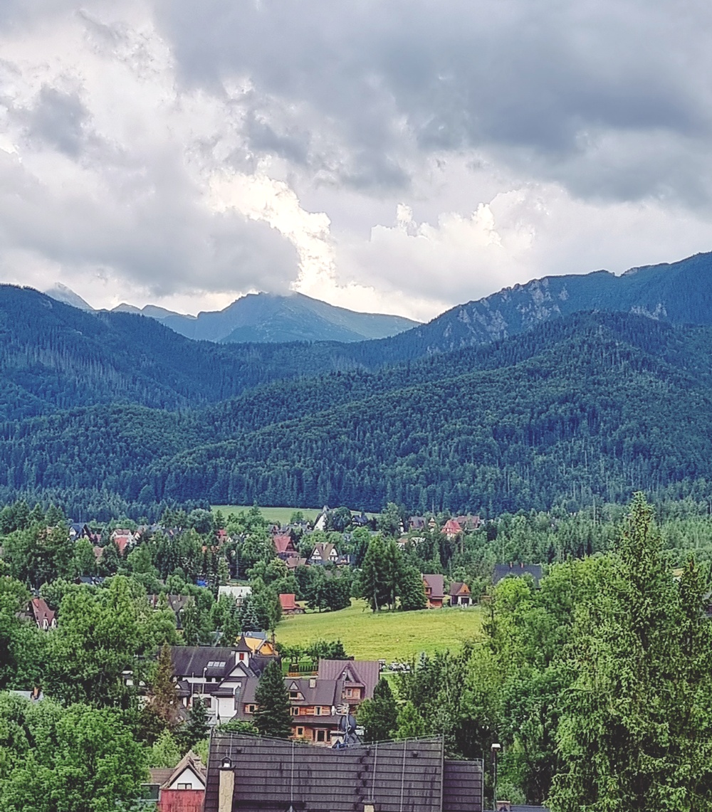 Pörröinen aamu, puinen parveke, pilvinen risti