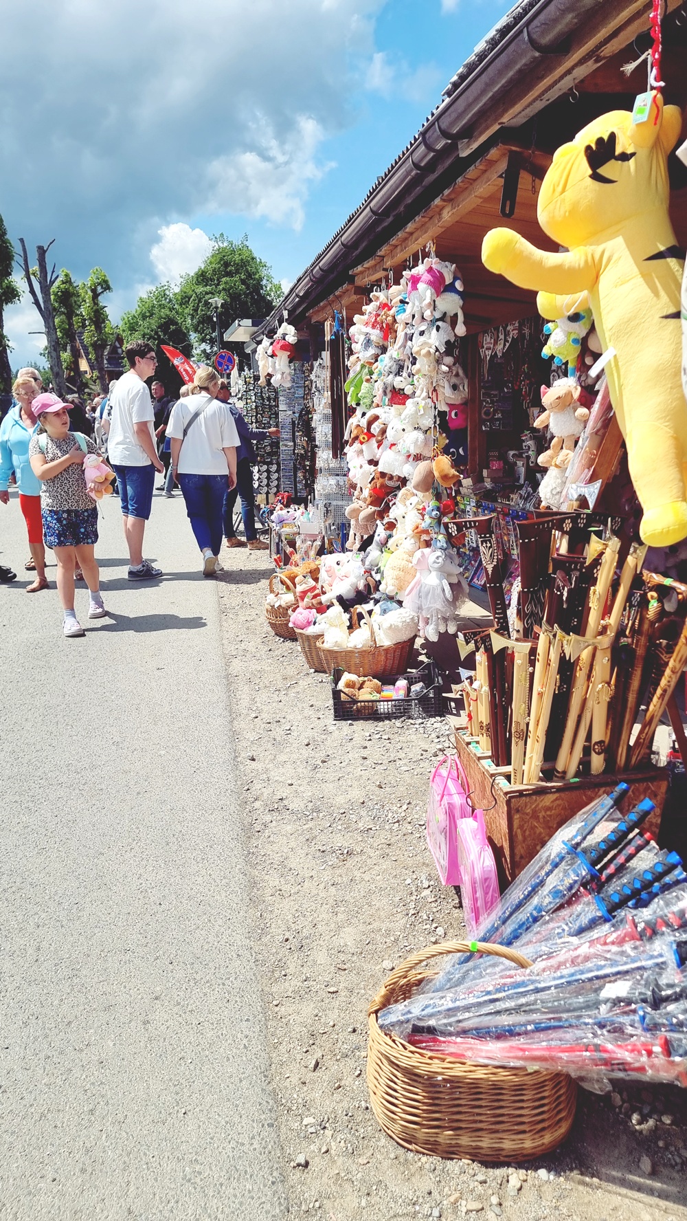 Pörröinen aamu, puinen parveke, pilvinen risti