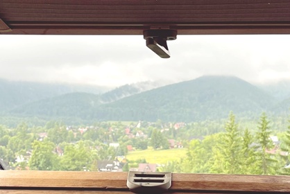 Pörröinen aamu, puinen parveke, pilvinen risti