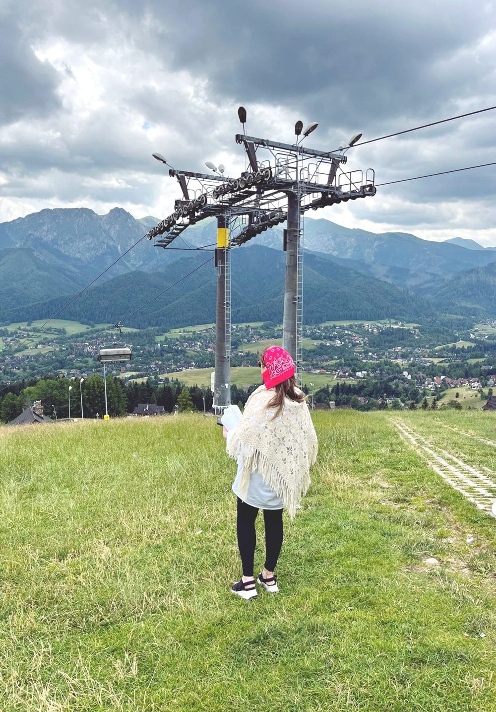 Pörröinen aamu, puinen parveke, pilvinen risti