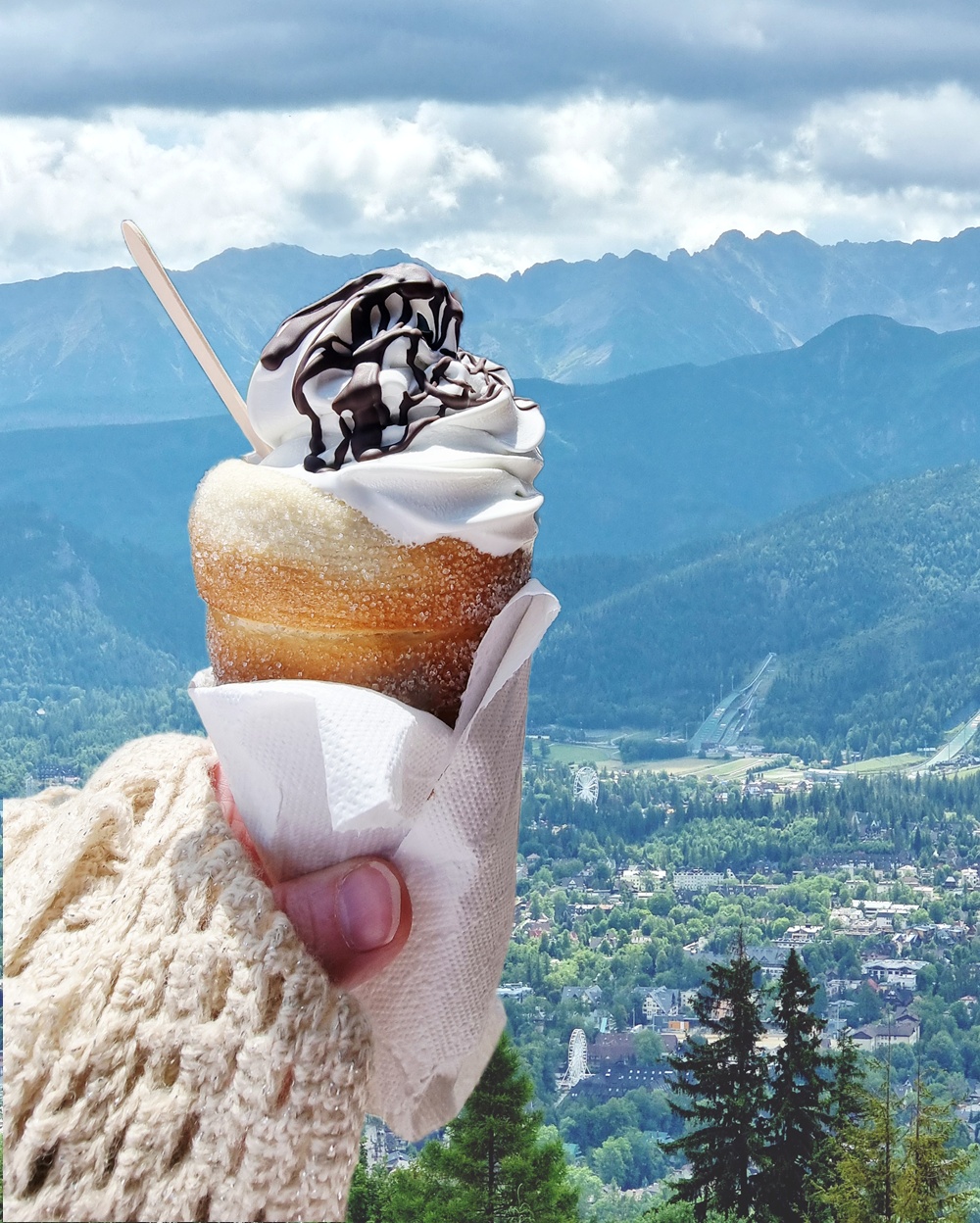 Pörröinen aamu, puinen parveke, pilvinen risti