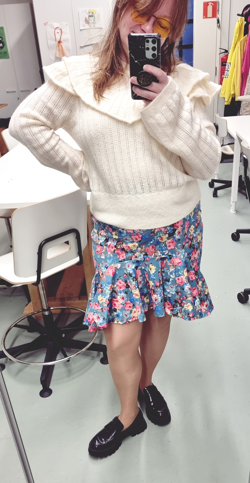 Kukkia neuletta ja loaferit