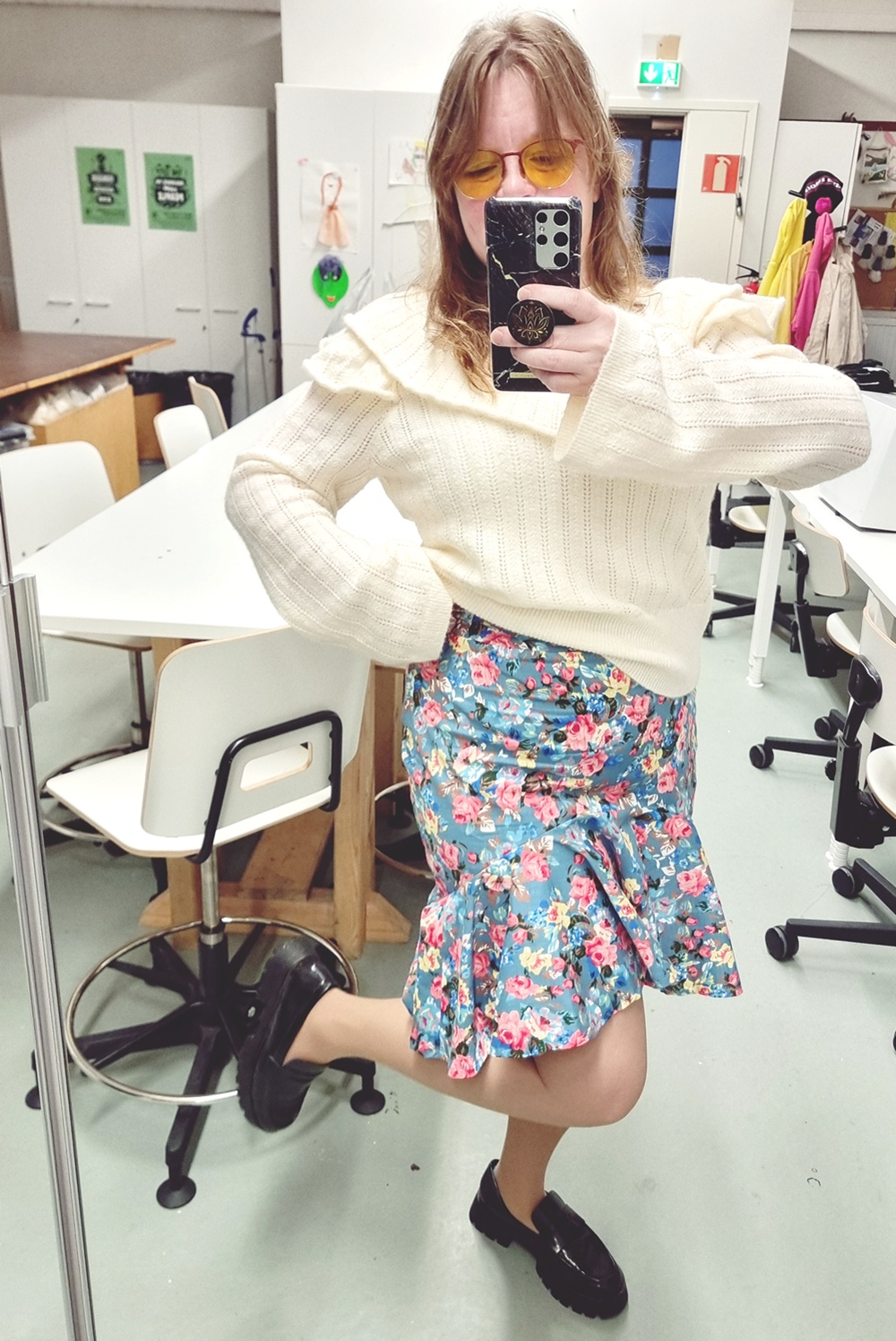 Kukkia neuletta ja loaferit