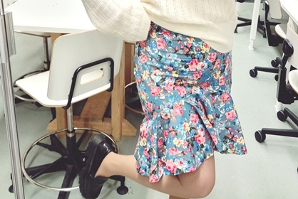 Kukkia neuletta ja loaferit