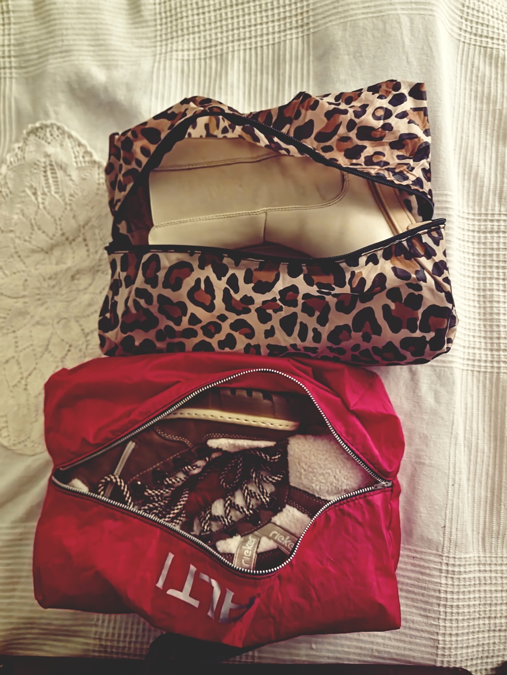 Kierrätetyt kenkäpussit matkalle – ompele vedenpitävä suojapussi