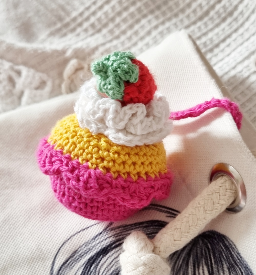 kun vetoketju hajosi, tapahtui jotain outoa ja päädyin virkkaamaan cupcakeja keskellä yötä