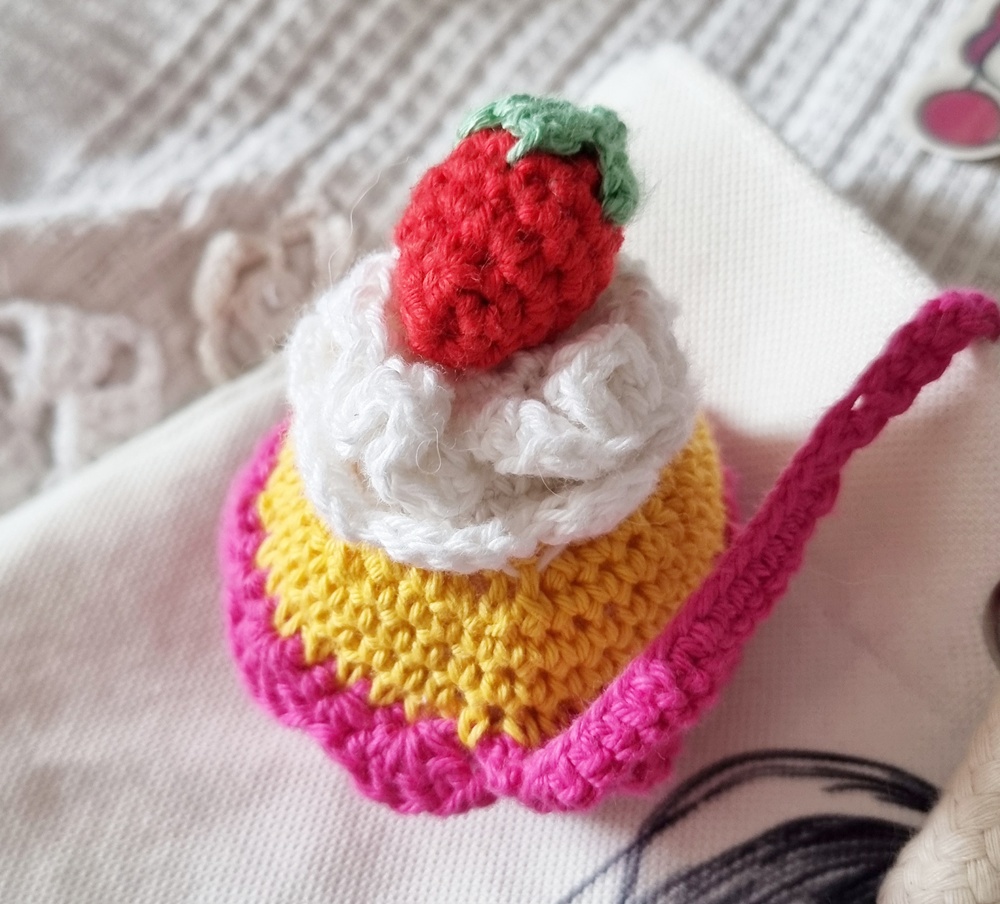 kun vetoketju hajosi, tapahtui jotain outoa ja päädyin virkkaamaan cupcakeja keskellä yötä