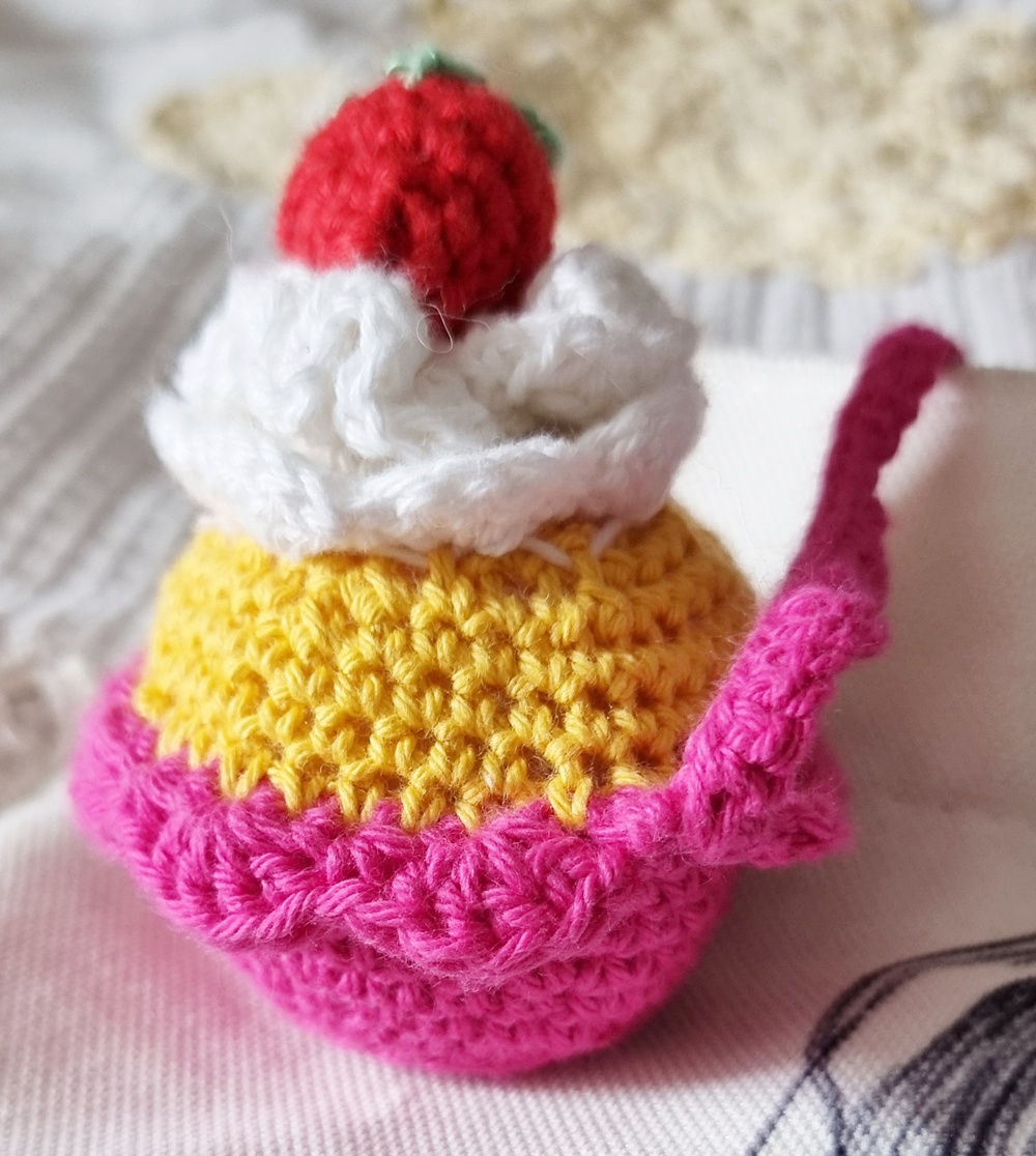 kun vetoketju hajosi, tapahtui jotain outoa ja päädyin virkkaamaan cupcakeja keskellä yötä