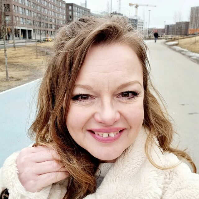 Pienellä kävelyllä ennen kokkailua. Käytiin hakemassa kakkua toiselta puolen Helsingin Manhattania 🥰 
Ai, että on ihanaa vain olla vain ja ihmetellä maailman menoa.

#selfie #over50blogger #vaikuttajamedia #vaikuttajamediabloggaaja #vaikuttajamediablogit #happylife #longweekend