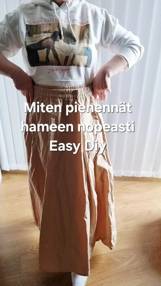 Miten korjata liian iso hame helposti sopivaksi?

Itse en ainakaan jaksa alkaa purkamaan vyötärökaitaletta, vaan teen nopean muokkauksen. Tämä on todella helppo tapa muokata vaate sopivaksi.

Tarvitset tähän:

2 nepparit
Lankaa
Neulan

Sovitaan hame päälle ja tee eteen sopivaksi laskos, merkkaa vaikka hakaneuloin mitkä kohdat menee vastakkain.

Ompele nepparit vyötärökaitaleelle ja valmis.

#helppodiy #dıy #diyhame #nopeakorjaus #villananna