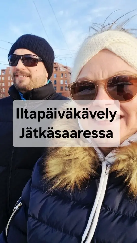 Luistimet teroitukseen, kaksi aikuista harhailee Jätkäsaaressa ja yhtäkkiä mukaan tarttuu käsintehty neuletakki.

Emme tiedä mitä teemme, mutta teemme sen kameralle. 🎥😄

#Jätkäsaari #Kirppislöytö #ArjenHuumoria #KaksiVanhaa
#VillaNanna