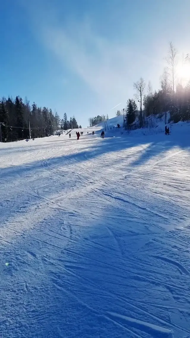 Mitä opin eilisestä? Älä ole turvallisuusriski!

Oltiin eilen laskettelemassa @vihtiskicenter vaikka meikäläisellä oli oikeassa jalassa rasitusvamma.

En suosittele, meni homma vähän vaaralliseksi, vaikka otinkin rennosti, vähän liiankin rennosti. 

Kivaa oli siltikin, vaikka hommasta ei meinannut tulla mitään, nyt seurataan pitääkö lähteä lääkäriin..

#laskettelupäivä #talviliikunta #villananna #rasitusvamma #kivaaolisilti
