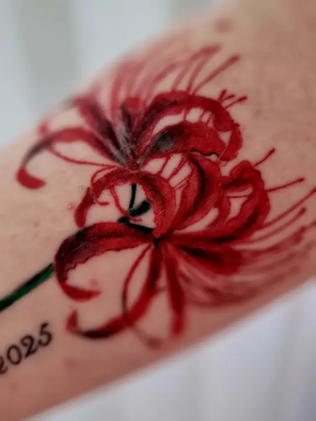 Miksi annoin 16 -vuotiaan ottaa tatuoinnin?

Jotkut siteet eivät katkea. Ne muuttavat muotoa.

Nuppu 7.9.2007 – 9.9.2025 🐾 16 vuoden yhteinen elämä.

Punainen red spider lily, kukka, joka kertoo hyvästeistä ja jälleennäkemisestä.

Tämä ei ole vain tatuointi.
Tämä on kiitos. ❤️

#koiranmuisto #rakkausjää #muistotiholla #äitibloggaa