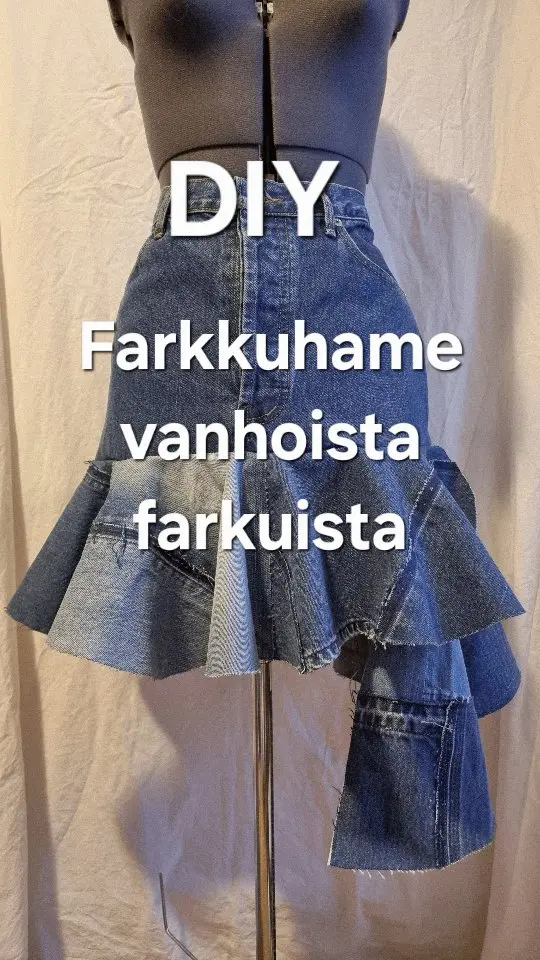 Vanhoista farkuista uusi hame 👗 

#diy #diyvaatteet #diymuoti #vanhastauutta #refashion 

Haluatko nähdä hameen stailattuna?