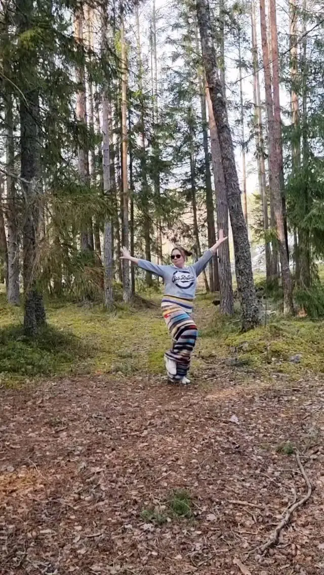 Luulin poseeraavani villahousujen kuviin… mutta mies kuvasikin videon mun koko sähläyksestä. 😅

Näin se oikea elämä menee käsitöiden ja villavaatteiden kanssa, välillä pyöritään, hypitään ja testataan, että toimiiko neule oikeasti käytössä.

Mutta pakko myöntää: nämä itse tehdyt villahousut ovat niin mukavat, että niissä tulee helposti tehtyä pieni muotinäytös kotona. 🧶

#villahousut #käsityö #neulonta #villavaatteet #slowfashion