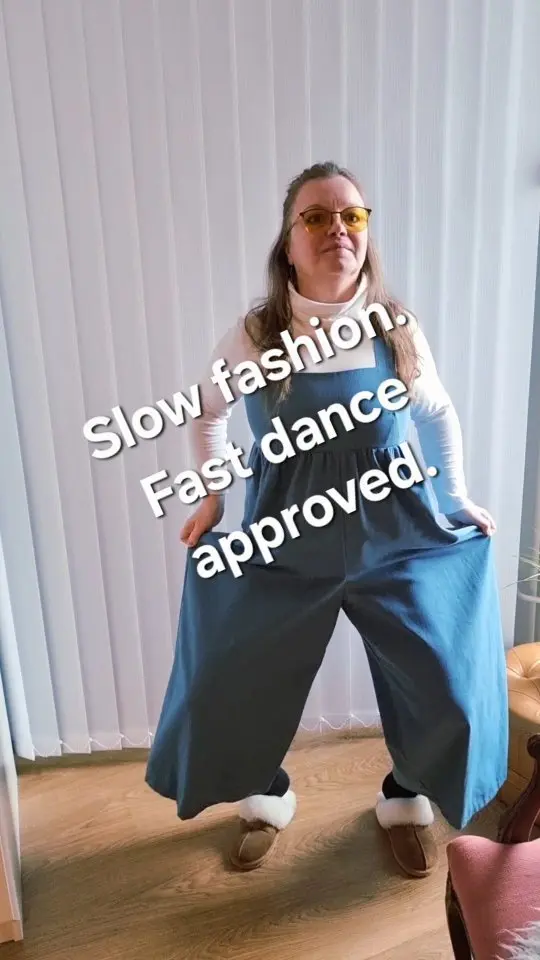 Kun päivän asu vaatii pienen tanssitestin.

Housut ja poolo itse tehty. Neuletakki vuodelta 2013 ja edelleen rytmissä. 💃

#slowfashion #päivänasu #memade #ootdfinland #tyyliinspiraatio