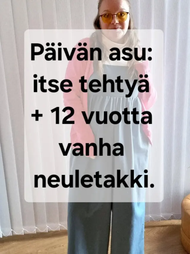 Voiko 12 vuotta vanha neuletakki olla edelleen yksi vaatekaapin parhaista löydöistä?

Tässä päivän asu, jossa melkein kaikki on tehty ajatuksella ja ajalla.
Housut olen ommellut itse. Sama juttu poolopaidan kanssa. Kun tekee vaatteet itse, niistä tulee usein juuri sellaisia kuin haluaa käyttää uudestaan ja uudestaan.

Pinkki neuletakki taas on ostettu uutena vuonna 2013. Se on kulkenut mukana vuosia, vuodenaikoja ja tyylikausia. Ja edelleen se päätyy päälle. Se kertoo aika paljon siitä, että hyvä vaate ei oikeasti vanhene.

Tämä asu onkin vähän kuin pieni muistutus:
vaatteiden ei tarvitse olla uusia ollakseen kiinnostavia.
Itse tehdyt housut, itse tehty poolo ja yli vuosikymmenen vanha neuletakki. Silti kokonaisuus tuntuu tuoreelta ja omalta.

Ehkä paras tyyli syntyykin juuri näin
kerrostamalla aikaa, käsityötä ja lempivaatteita.

Mitä mieltä olet tästä yhdistelmästä?

#päivänasu #outfitoftheday #tyyliinspiraatio #slowfashion #kestävämuoti