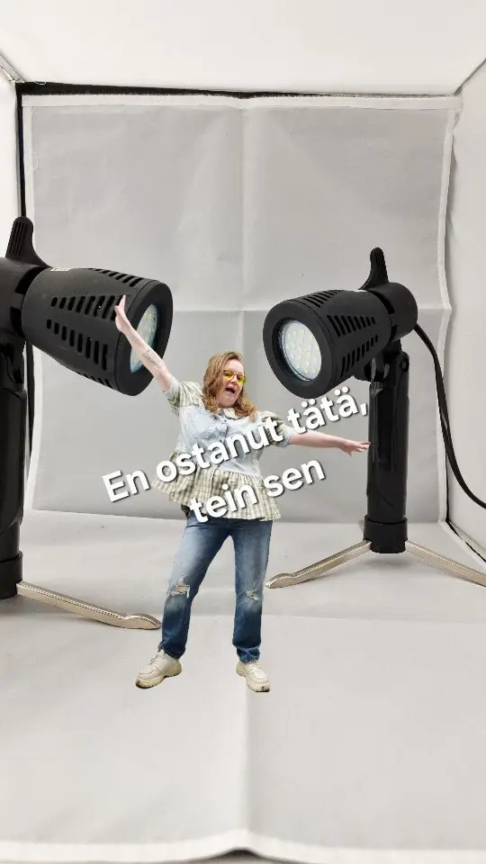 Voiko vanhasta farkkupaidasta syntyä vaate, joka varastaa koko shown?

Kun pikamuoti huutaa “osta lisää”, minä vastasin saksilla. Tämä paita ei ole vain vaate, se on pieni kapina, käsintehty tarina ja todistus siitä, että luovuus voittaa kertakäyttökulttuurin.

Tässä 9 sekunnin videossa vilahtelee asu, jossa yhdistyy itse tehty paita ja second hand -farkut. Paita on syntynyt vanhasta farkkupaidasta ja leikkuujätteistä, juuri niistä paloista, jotka yleensä päätyvät roskiin. Lopputulos? Kerroksellinen, leikkisä ja täysin uniikki kokonaisuus, joka ei kysy lupaa erottua.

Farkut taas ovat löytö Beyond Retrosta ä, täydellinen pari tuomaan rouheaa kontrastia pehmeämmälle yläosalle. Yhdessä nämä luovat asun, joka on yhtä aikaa rento, rohkea ja vastuullinen.

💥 Miksi tämä toimii?
– Kierrätysmateriaaleista syntyy persoonallinen tyyli
– Yhdistämällä eri tekstuureja saat kiinnostavamman lookin
– Second hand + DIY = täysin uniikki lopputulos
Tämä ei ole vain asu. Tämä on muistutus: sinun tyyli ei tarvitse olla uusi ollakseen vaikuttava.

👉 Uskaltaisitko sinä tehdä oman version?

#kierrätysmuoti #DIYvaatteet #secondhandtyyli
#upcycledfashion #slowfashionfi