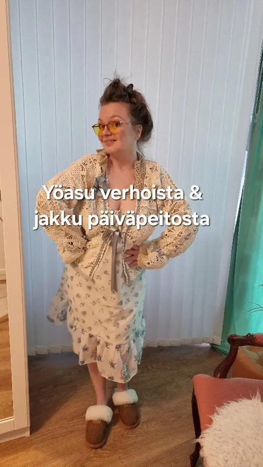 Et ikinä arvaa, mistä tämä yöasu on tehty…

Tämä asu on täydellinen esimerkki siitä, mitä kierrätysmuoti ja upcycling voivat olla parhaimmillaan ♻️

🌿 Yöasu on tehty verhoista ja lakanasta (2024)
🌿 Jakku on syntynyt rikkinäisestä virkatusta päiväpeitosta (2019), jonka purin ja rakensin uudelleen
Rakastan käsityötä, jossa mikään ei mene hukkaan.

Jokainen kangas kantaa mukanaan tarinaa ja nyt ne elävät uudessa muodossa.

Ja kyllä… tanssin tässä asussa 💫

Koska vaatteet on tehty käytettäväksi, ei säästeltäväksi.
💭 Mitä sinä olet tehnyt vanhoista tekstiileistä?

#kierrätysmuoti #upcycling #käsityö #DIYvaatteet #yöasu