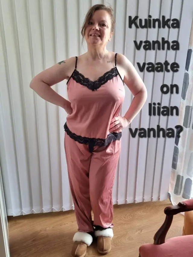 Kuinka moni oikeasti heittää vaatteet pois vain siksi, että ne on ‘vanhoja’?

Tämä yöpuku oli mukana, kun oltiin
Disneyland Anaheim vuonna 2022.
Ja tiedän jo valmiiksi, mitä osa ajattelee:
“Eikö tuota ole jo käytetty tarpeeksi?”
“Eikö olisi aika ostaa uusi?”

Mutta tässä on mun ongelma:
miksi vaatteiden pitäisi vanheta nopeammin kuin muistojen?

Muistan vieläkin sen hotellihuoneen peilin,
pitkän päivän väsymyksen,
ja palmujen tuoksun 🌴

Ja nyt tämä on taas päällä.
En pukeudu kotona muiden miellyttämiseksi.
Enkä enää muutenkaan.
Jos vaate tuntuu hyvältä, se riittää.

Mutta kerro sinä:
heitätkö vaatteet pois, kun ne ei enää ole “tätä päivää”?
vai käytätkö niin kauan kuin tuntuu hyvältä?

👉 Jos tämä herättää ajatuksia, mun profiilissa on lisää tästä.

#vaatteidentarina #slowfashion #tyyli50plus #muistotvaatteissa #oleoma