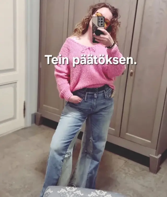 Tänään on päivä, jolloin uskallan sanoa sen ääneen.

Olen tehnyt päätöksen.

VillaNanna siirtyy täysin uuteen suuntaan.

Vuosien ajan olen puhunut vastuullisuudesta, kierrätyksestä ja vaatteiden merkityksestä. Mutta nyt tuntuu, että seuraava askel on väistämätön.

Luovun lähes kaikista vaatteistani. Jäljelle jää vain yksi asu. Yksi.

Täydellinen, ajaton, kaikkeen sopiva kokonaisuus, jota käytän tästä eteenpäin joka päivä, vuoden ympäri.

Olen testannut tätä jo hiljaisesti muutaman viikon ajan, ja kokemus on ollut… vapauttava.

Ei enää vaatekriisejä.
Ei turhaa kuluttamista.
Ei identiteetin etsimistä vaatteista.

Vain minä. Ja yksi asu.

Kerron huomenna lisää tästä kokonaisuudesta ja siitä, miten se rakennettiin.

Mutta nyt haluan kysyä sinulta:

Voisitko sinä elää yhdellä asulla? 🤍

#villananna #minimalismi #vastuullinenmuoti #kapselivaatekaappi