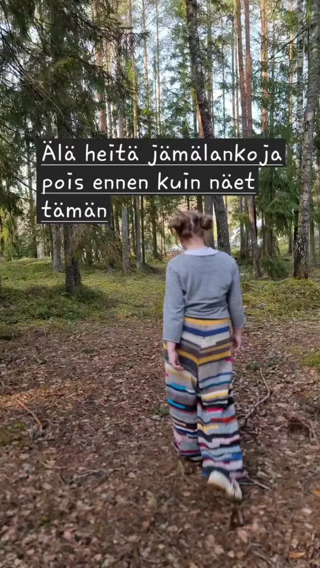 Jämälangoista syntyi jotain, mitä en edes osannut suunnitella: virkatut oversize-housut, joissa jokainen raita kertoo oman tarinansa.

Nämä on tehty täysin fiiliksellä, kaikki langat ovat 7 veljeksen paksuisia jämälankoja, eikä kahta samanlaista kohtaa ole. Juuri se tekee näistä niin kiinnostavat: epätäydellisyys on täydellistä.

Oversize-malli tekee housuista supermukavat, mutta samalla näyttävät. Tämä on juuri sitä kestävää käsityötä, jota haluan tehdä enemmän, käyttää olemassa olevat materiaalit loppuun ja luoda jotain uniikkia.

✨ Tässä muistutus: kaikella on vielä yksi elämä jäljellä.
💬 Mitä mieltä olet, käyttäisitkö tällaisia?

👉 Tallenna idea myöhemmäksi ja tule profiiliin katsomaan lisää käsityöinspiraatiota!

#virkkaus #käsityöinspiraatio #jämälanka #slowfashionfi #virkatutvaatteet