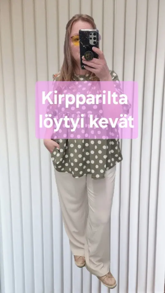 Kevät tuli, eikä edes koputtanut, vaan valtasi koko kehon 🌿✨

Tämä asu on kuin suoraan kevyen tuulen ja auringon yhteinen salaliitto: ilmava, lempeä ja juuri sopivasti boheemi. Pilkut tanssivat kankaalla kuin ensimmäiset leskenlehdet tienposkessa, ja koko olemus huokaisee: nyt saa hengittää.

Parasta? Koko look on kirpparilöytöjä. Vähän kuin pieni muistutus siitä, että kauneus ei vaadi uutta, vain silmää, tunnetta ja ripauksen leikkiä.

Minä olen valmis kevääseen. Entä sinä? 🌼

#kevätfiilis #kirppislöydöt #boheemittyyli #secondhandstyle #slowfashion