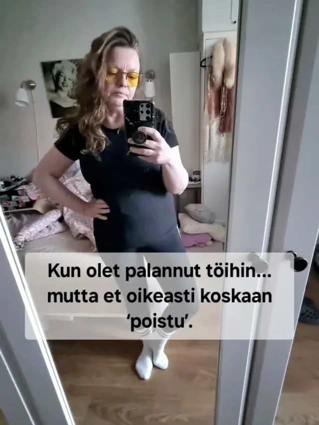 Kuka muu tunnistaa tämän?

Olen ollut taas töissä.
Söpö on pärjännyt yksin kotona.
Mutta kun tulen kotiin…
minusta tulee varjo, turvapaikka ja liimattava pinta samaan aikaan 🐾

Se ei ole vain hellyyttä.
Se on myös sitä, että joku pieni on ollut hetken epävarma maailmasta
ja päättänyt, että minä olen sen ankkuri.

Ja tiedätkö mitä?
Se tuntuu samaan aikaan ihanalta… ja vähän raskaalta.
Koska kun toinen tarvitsee sinua koko ajan,
sinä et ehdi palautua ollenkaan.
Mutta tämä on vaihe.
Luottamus kasvaa takaisin.

Ja ehkä jonain päivänä saan taas käydä vessassakin yksin 😄 💛
Onko sinulla ollut sama lemmikin kanssa? Kerro, vertaistuki otetaan vastaan.